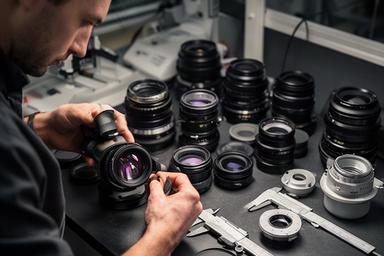 Gessi Lezioli al banco ottico con lenti cine e strumenti di misurazione